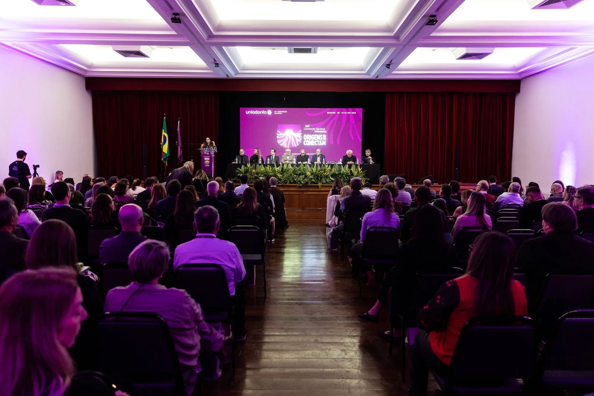 Auditório e mesa de autoridades na abertura da 34ª Convenção Nacional Uniodonto.