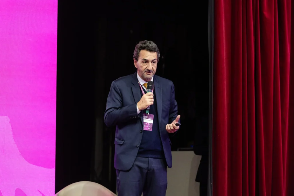 Dr. André Branco de Miranda, assessor jurídico da Uniodonto do Brasil, durante a apresentação sobre reforma tributária.