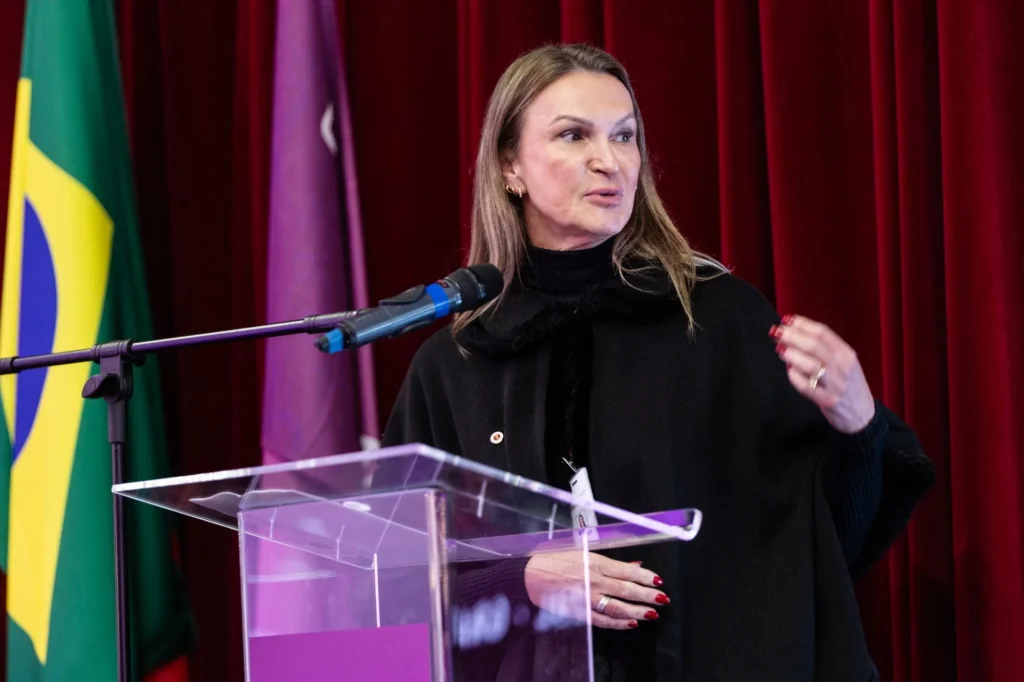Dra. Claudia Reichert representa o CRO-RS na solenidade de abertura.