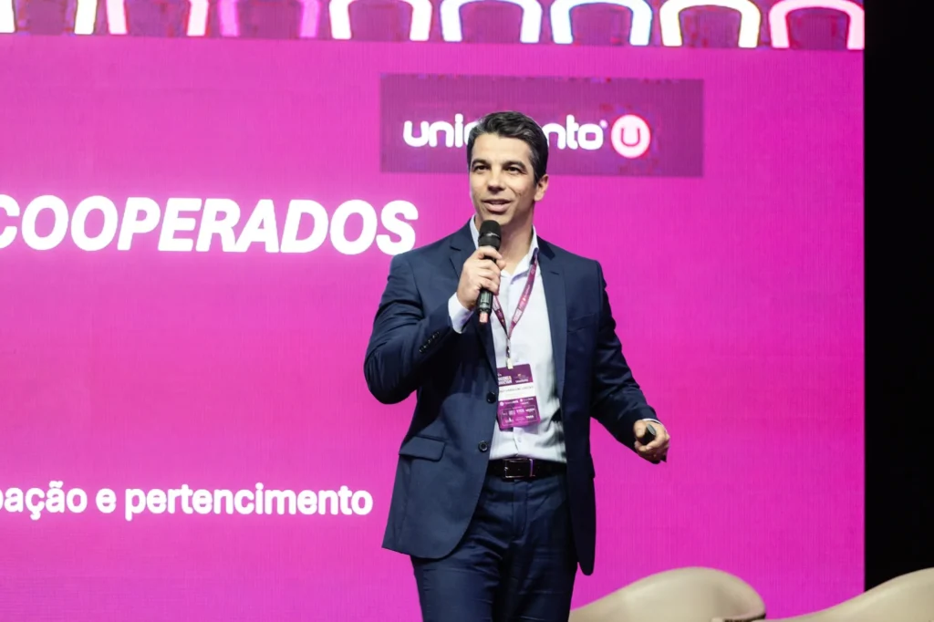 Dr. Diego Garbelini Lorena apresenta a experiência de valorização dos cooperados da Uniodonto Londrina.