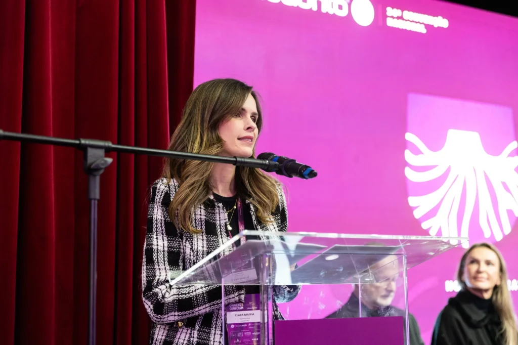 Clara Maffia representa o Sistema OCB na solenidade de abertura.