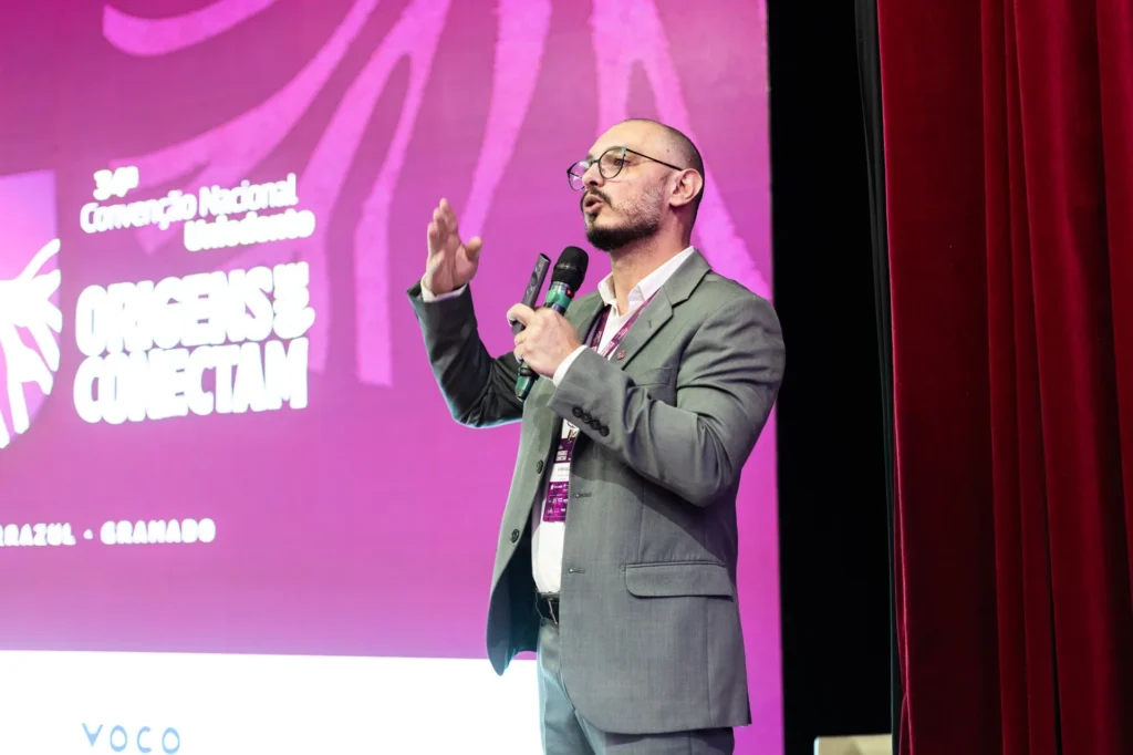 Vitor Collos, assessor de Inovação e Comunicação, apresenta o Uhub na Convenção.